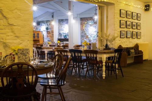 Kings Arms Hotel - image 13
