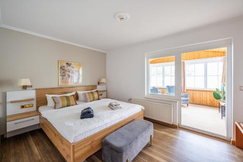 1 queen bed, 2 twin beds