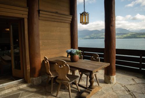 Lakeside Chalet with Panorama View