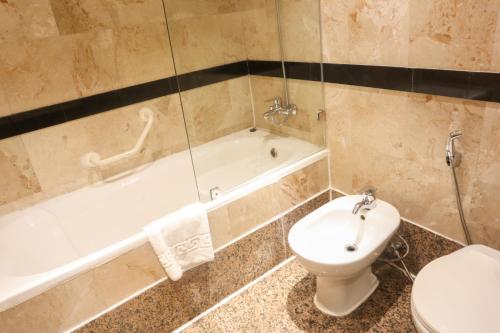 Twin Room with Sea View image 4