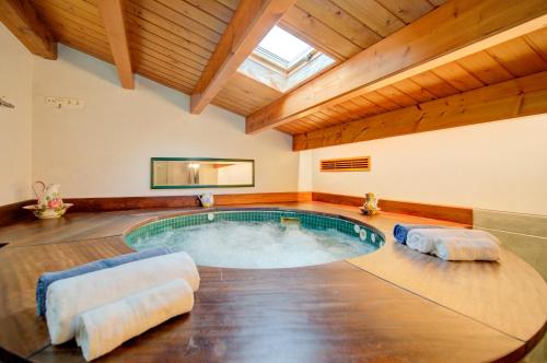 Casa con Piscina climatizada, Jacuzzi, Billar, Aire Acondicionado