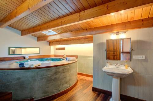 Casa con Piscina climatizada, Jacuzzi, Billar, Aire Acondicionado