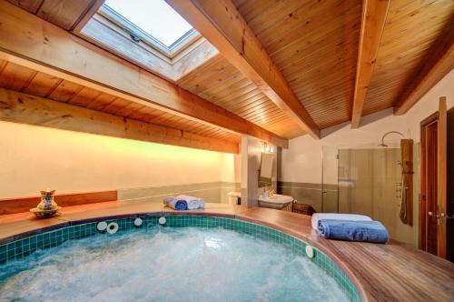 Casa con Piscina climatizada, Jacuzzi, Billar, Aire Acondicionado