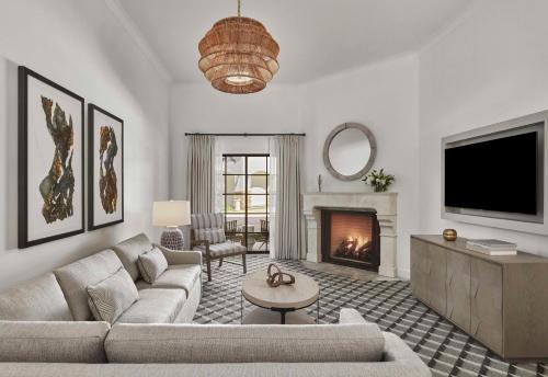 Book the Oak Knoll One-Bedroom Suite Oak Knoll One-Bedroom Suite