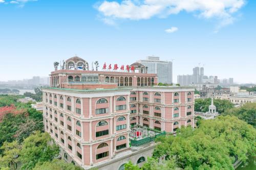 Guangdong Victory Hotel- Located on Shamian Island