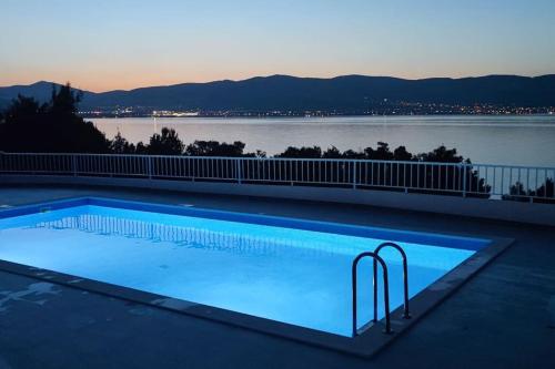 Haven apartment with pool next to the beach