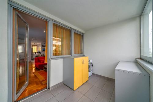 Cityscape Comfort Apartment With Garage - Happy Rentals - image 2
