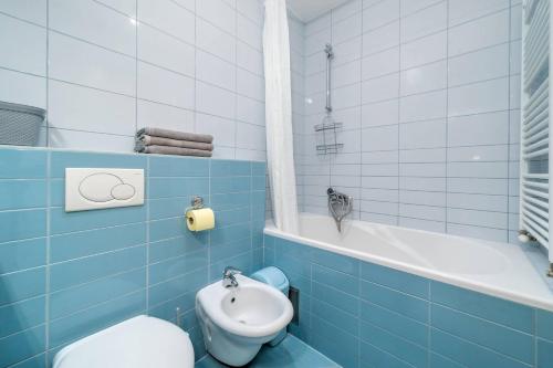 Cityscape Comfort Apartment With Garage - Happy Rentals - image 3