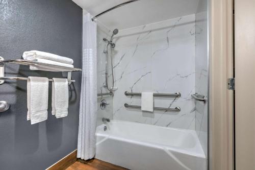 Super 8 by Wyndham Grand Prairie North in Grand Prairie, USA