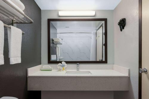 Super 8 by Wyndham Grand Prairie North in Grand Prairie, USA