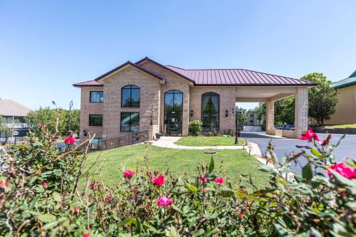 Super 8 by Wyndham Branson By Andy Williams Theatre in Branson, USA