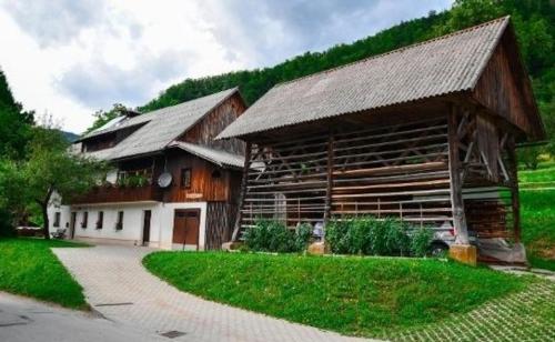 V objemu gora in Srednja Vas V Bohinju