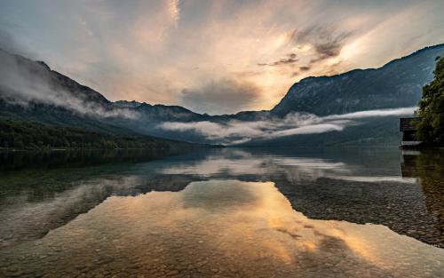 V objemu gora in 斯雷德尼亞華斯-博希尼尤