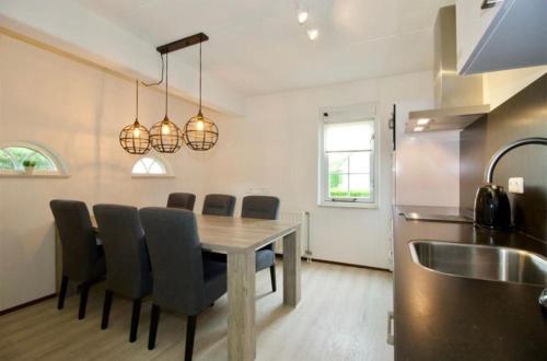 köök, Modern Vakantiehuis op Loopafstand van de Zee in Kamperland in Kamperland