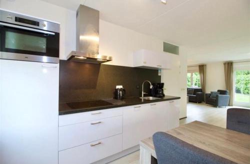 Modern Vakantiehuis op Loopafstand van de Zee in Kamperland Modern Vakantiehuis op Loopafstand van de Zee in Kamperland