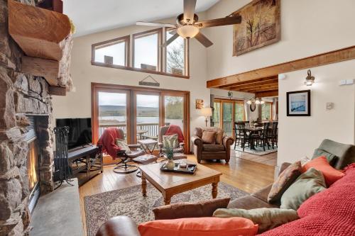 Lakefront Escape - Family Friendly Kayaks in Lake Ariel, USA