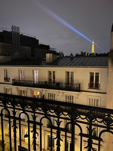 Appartement BALCON , VUE Tour Eiffel AC 5/6 P