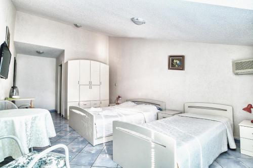 Standard Triple Room with Balcony image 10