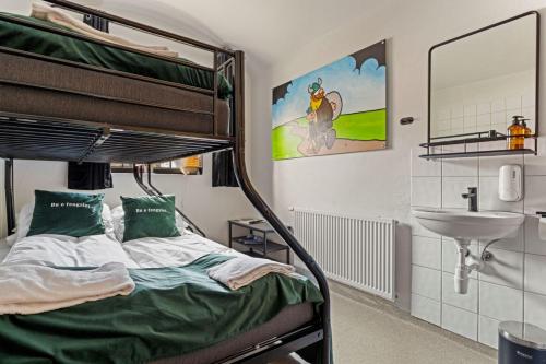 2 bunk beds
