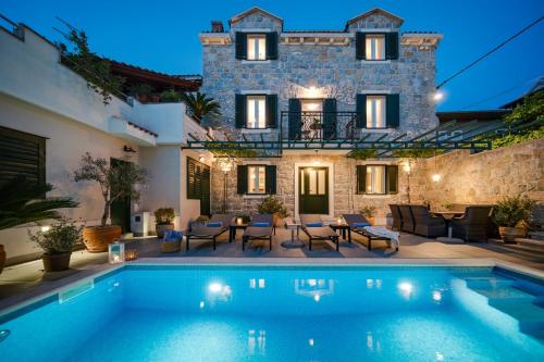 NEW Villa Filipetti in Makarska center, 4 en-suite bedrooms charming stone house, heated private pool, 600m from beach