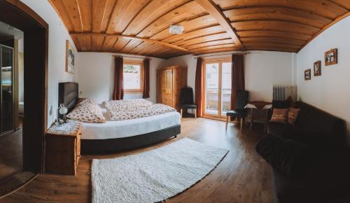 1 queen bed, 1 sofa bed