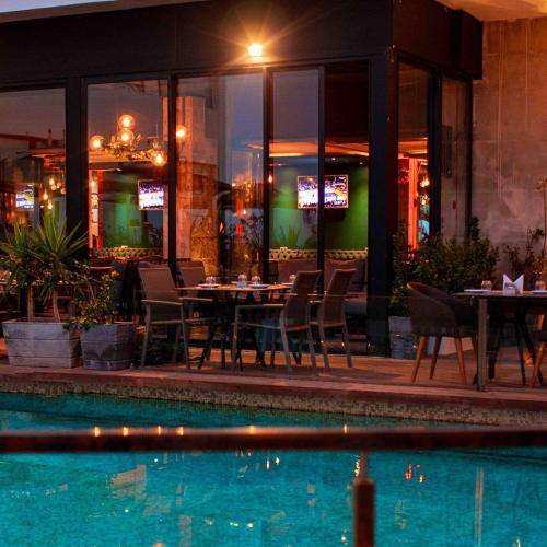 餐厅, 拉图尔布兰奇酒店 (HOTEL LA TOUR BLANCHE) in 拉马沙