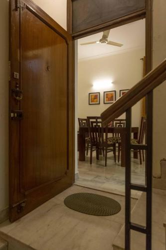 Woodpecker Apartment Hauz Khas 3 Room BnB