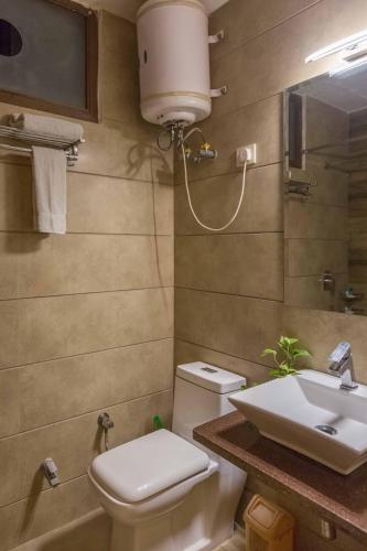 Woodpecker Apartment Hauz Khas 3 Room BnB - 화장실