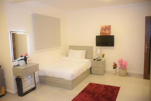 Nino Pyramids Boutique