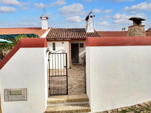 2 bedrooms house with enclosed garden and wifi at Beira