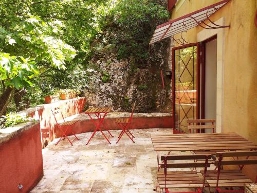 maison au coeur de Fontaine de Vaucluse, nichée sur le rocher et surplombant la sorgue