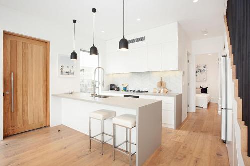 Bondi Blue - image 7