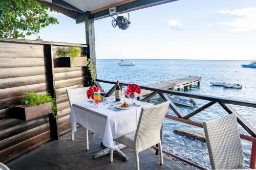 Alimentos e Bebidas, Ocean's Edge Lodge Restaurant & Bar in Roseau