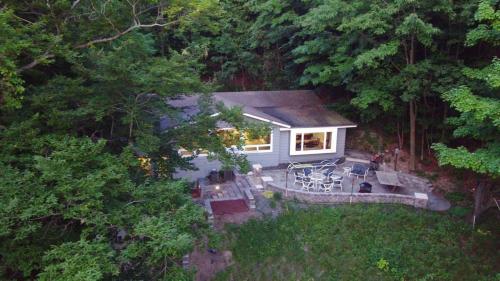 Beach View Cottage - On the Lake thumb 3