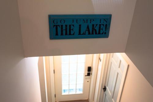 Beach View Cottage - On the Lake - image 13