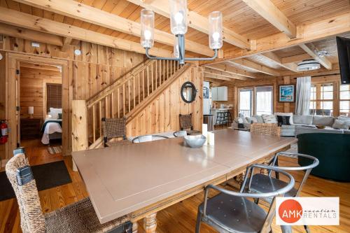 Wonderful Log Cabin near private beach and lake access detail