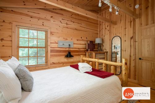 Wonderful Log Cabin near private beach and lake access