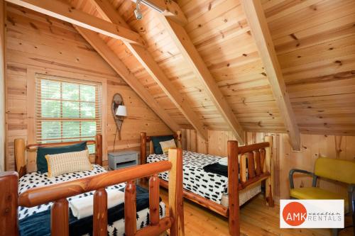 Wonderful Log Cabin near private beach and lake access