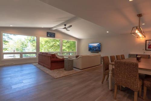 Beach View Cottage - On the Lake - image 10