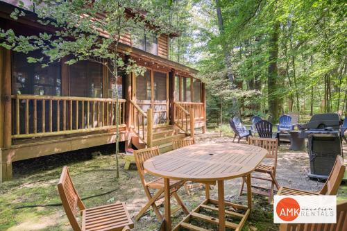 Wonderful Log Cabin near private beach and lake access