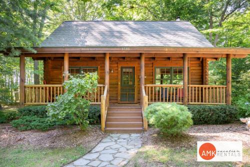 Wonderful Log Cabin near private beach and lake access