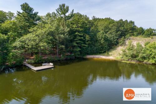 Wonderful Log Cabin near private beach and lake access