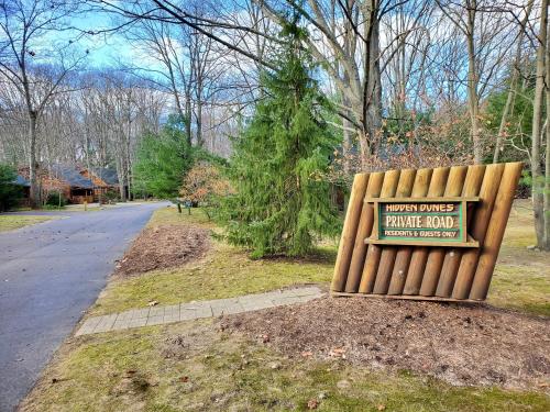 Wonderful Log Cabin near private beach and lake access