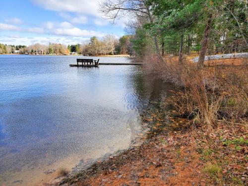 Wonderful Log Cabin near private beach and lake access