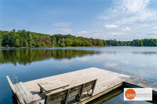 Wonderful Log Cabin near private beach and lake access