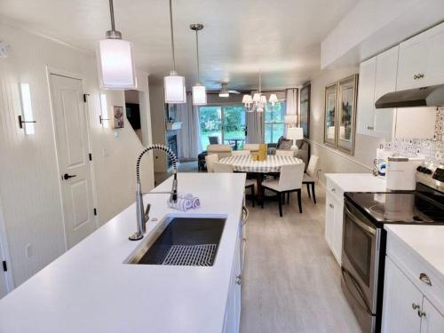 This Charming 2 bed condo is next to downtown Saugatuck and includes a pool! in Saugatuck, USA
