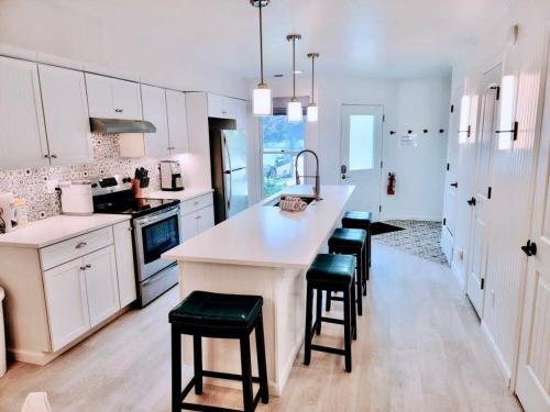 This Charming 2 bed condo is next to downtown Saugatuck and includes a pool! in Saugatuck, USA