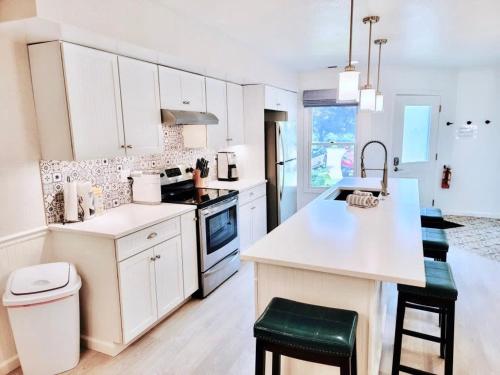 This Charming 2 bed condo is next to downtown Saugatuck and includes a pool! in Saugatuck, USA