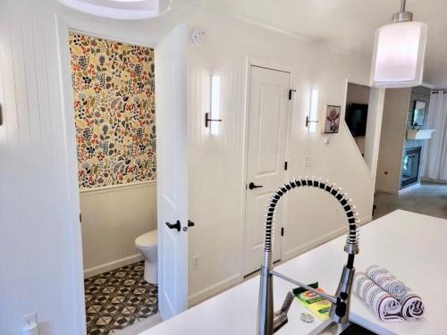 This Charming 2 bed condo is next to downtown Saugatuck and includes a pool! in Saugatuck, USA