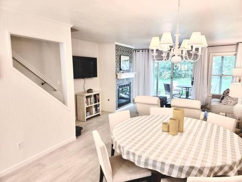 This Charming 2 bed condo is next to downtown Saugatuck and includes a pool! in Saugatuck, USA